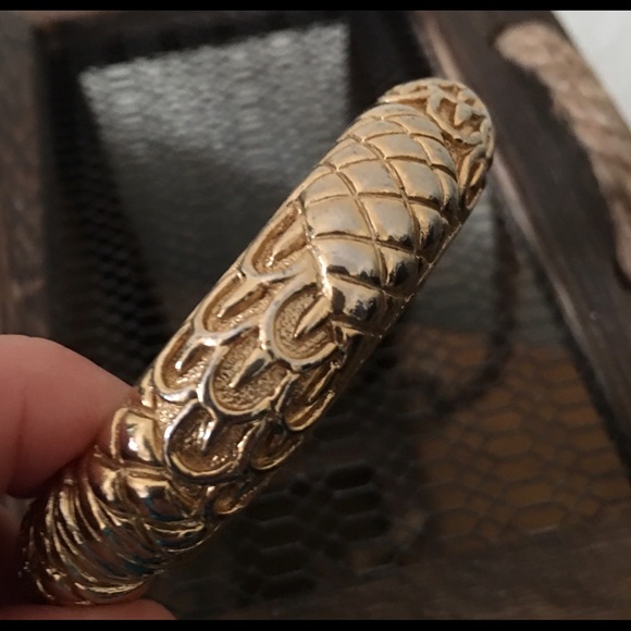 Vintage Monet gold plate dragon scale bangle hinge - Picture 5 of 7